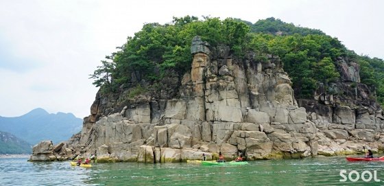 청풍호카누카약체험장_옥순봉 앞으로 카약들이 지나고 있다_구완회 촬영 (9)