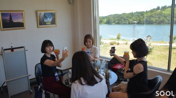 제3회 주(酒)말애(愛) 우리 술 여행-리쿼리움. 제3회 주(酒)말애(愛) 우리 술 여행 참가자들이 리쿼리움에서 칵테일 만들기 체험을 하고 있다.