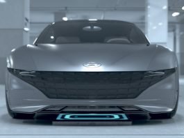 운전자 없이 스스로 충전하고 발레 파킹하는 전기차