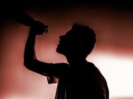 알코올 중독자는 잠재적 범죄자? 격리보다 치료 먼저