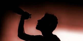 알코올 중독자는 잠재적 범죄자? 격리보다 치료 먼저