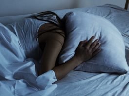 무더위 속, 꿀잠 설치게 만드는 과음 피해야