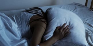 무더위 속, 꿀잠 설치게 만드는 과음 피해야