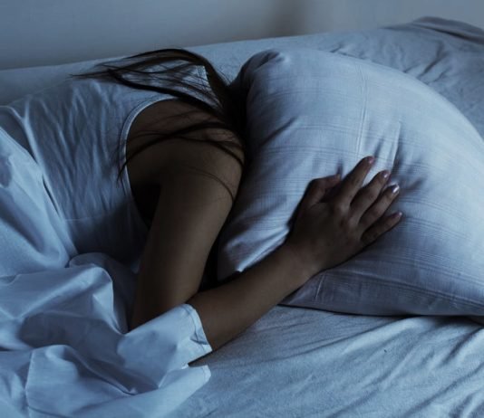 무더위 속, 꿀잠 설치게 만드는 과음 피해야