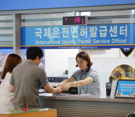 본격 휴가철, 인천공항 국제운전면허 발급 북적