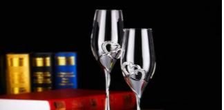 유방을 닮은 튤립과 플루트의 잔