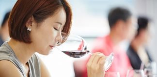 여성과 와인