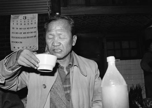 술과 친구의 행복 함수