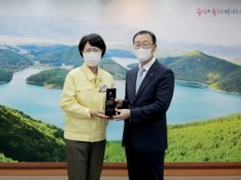 대선주조, ‘코로나19 극복 협력’ 부산 금정구청 감사패 받아