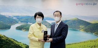 대선주조, ‘코로나19 극복 협력’ 부산 금정구청 감사패 받아