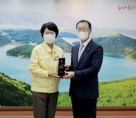 대선주조, ‘코로나19 극복 협력’ 부산 금정구청 감사패 받아