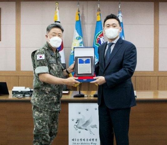 대선주조, ‘장병 위문품 기부’ 공군 제5공중기동비행단 감사패