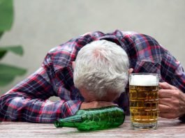 노년기 삶을 위협하는 치매, 예방 위해 과음 피해야