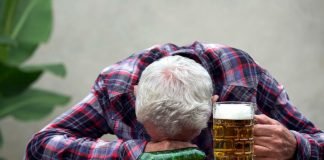 노년기 삶을 위협하는 치매, 예방 위해 과음 피해야
