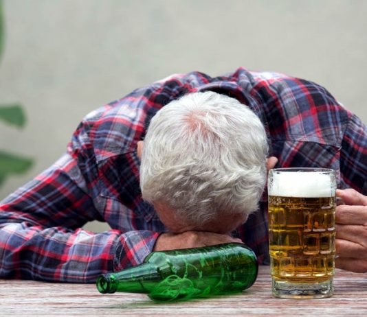 노년기 삶을 위협하는 치매, 예방 위해 과음 피해야