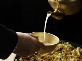 분국(笨麴)으로 빚는 하얀 빛깔의 탁주 분국백료주(笨麴白醪酒)