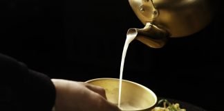 분국(笨麴)으로 빚는 하얀 빛깔의 탁주 분국백료주(笨麴白醪酒)