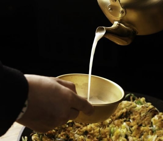 분국(笨麴)으로 빚는 하얀 빛깔의 탁주 분국백료주(笨麴白醪酒)