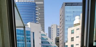 모든 문 다 열어놓고 맨손으로 모기잡기