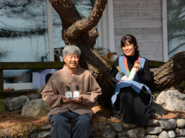 “님도 꽃이요 꽃도 꽃이니, 꽃 앞에선 함께 취하리”