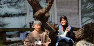 “님도 꽃이요 꽃도 꽃이니, 꽃 앞에선 함께 취하리”