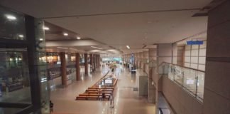 싸늘한 공항, 쓸쓸하게 떠나는 복수민항