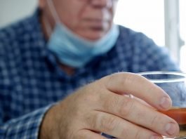 술을 멀리해야 코로나19가 멀어진다