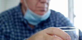 술을 멀리해야 코로나19가 멀어진다