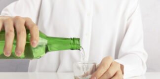 홈술 즐기는 젊은 1인 가구, 음주 문제 징후 놓치기 쉬워