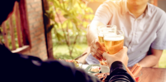 ‘엔데믹’과 더운 날씨로 다시 늘어나는 낮술, 심한 숙취와 과음 조심해야