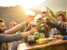 술과 함께 인류애가 가득한 축제를 벌이자