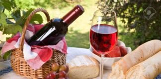 레스토랑에서 와인 마시기