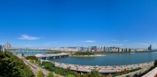 흐르는 건 시간뿐