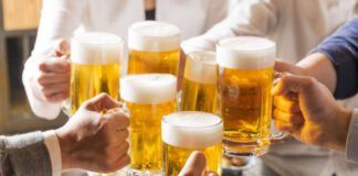 술을 마시면 생각하는 사람