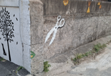 담벼락에 그려진 가위