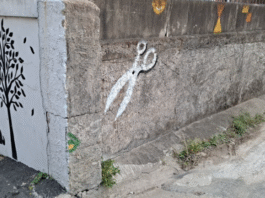 담벼락에 그려진 가위