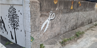 담벼락에 그려진 가위