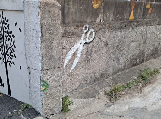 담벼락에 그려진 가위