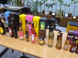 한겨울 추위를 이겨낸 포도를 수확하여 아이스와인을 빚는다